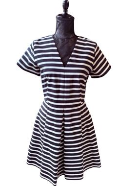 GAP Fit & Flare Dress Womens 6 Navy White Stripe Short Sleeve V Neck Pockets